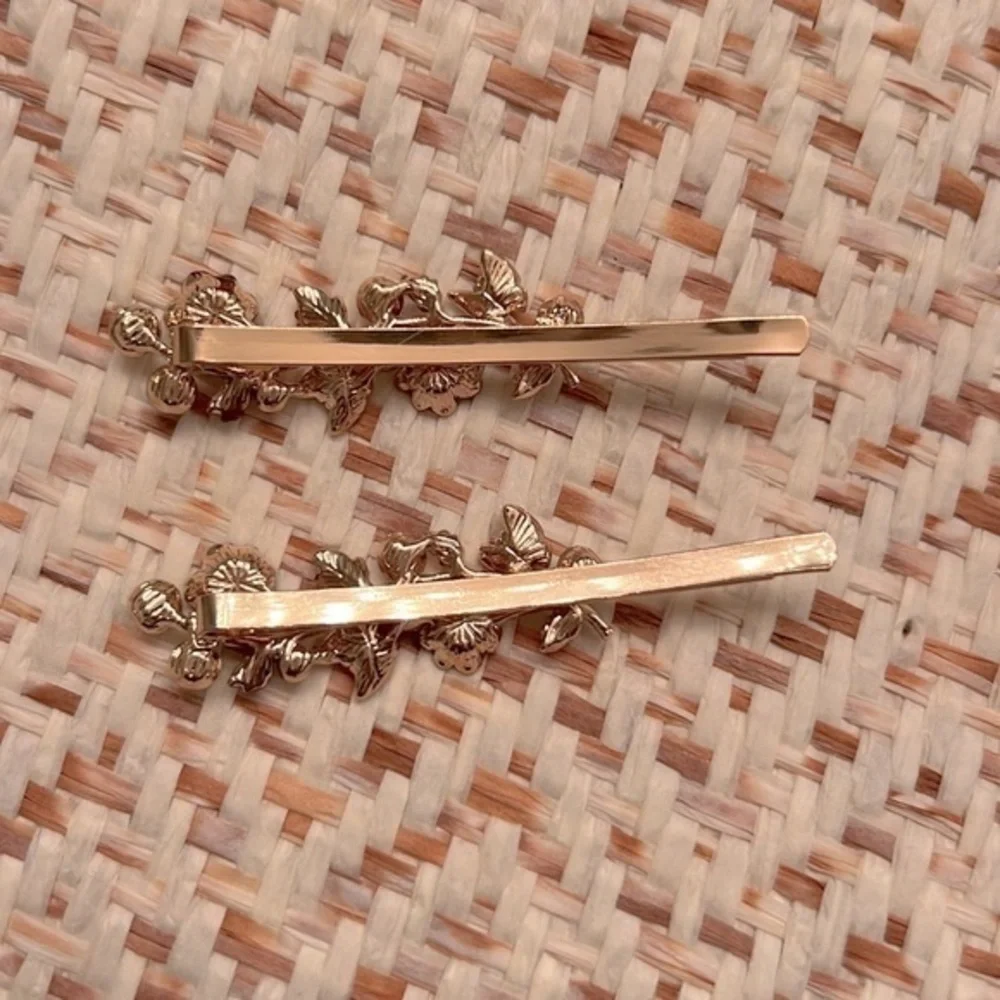 New decorative‎ hair pins.